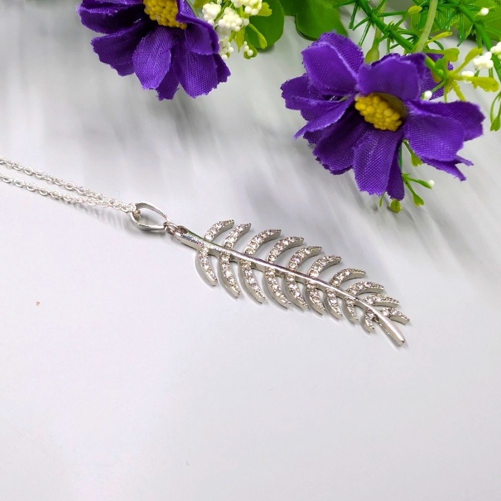 Vintage Y2K Leaf / Feather Design Genuine Crystal Accented Necklace